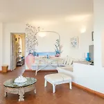 Piazzetta Con Piscina E Vista Villa