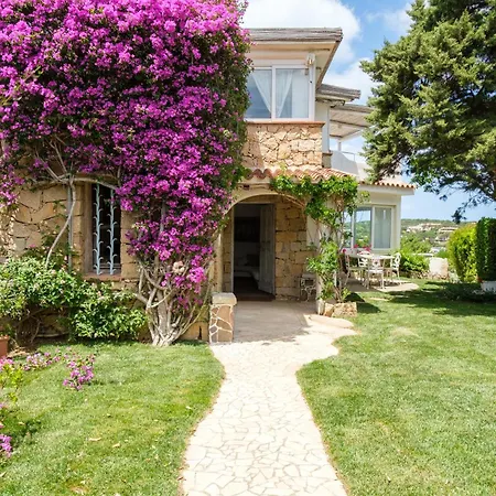 Piazzetta Con Piscina E Vista Villa