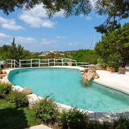 Piazzetta Con Piscina E Vista 别墅