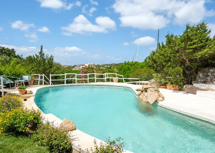 Piazzetta Con Piscina E Vista Villa Porto Cervo