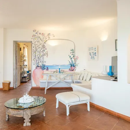 Piazzetta Con Piscina E Vista فيلة