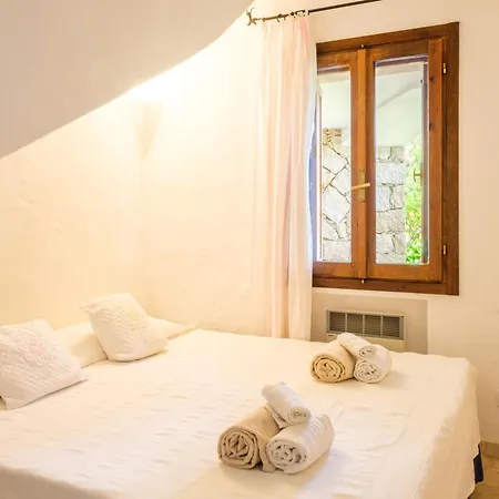 Piazzetta Con Piscina E Vista 빌라 포르투 세르보