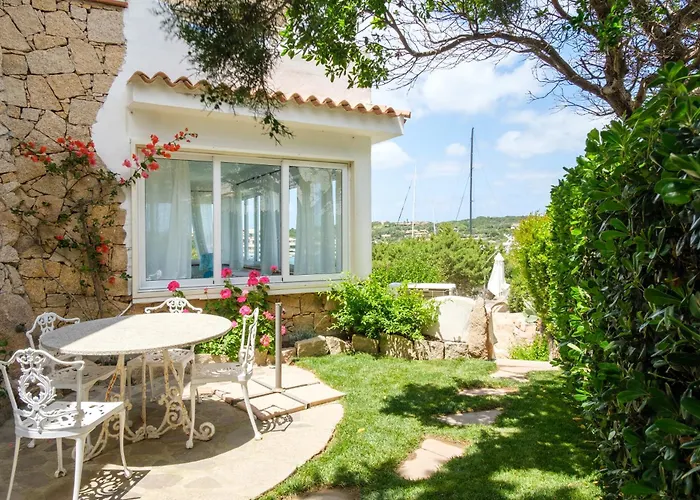 Piazzetta Con Piscina E Vista Porto Cervo