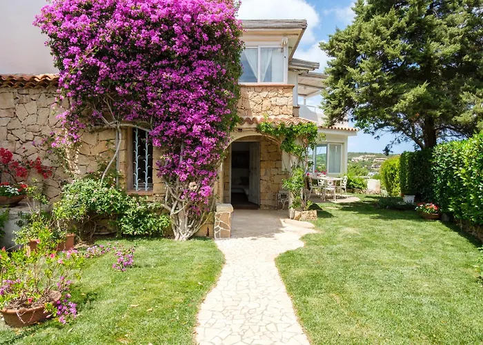 Piazzetta Con Piscina E Vista فيلة