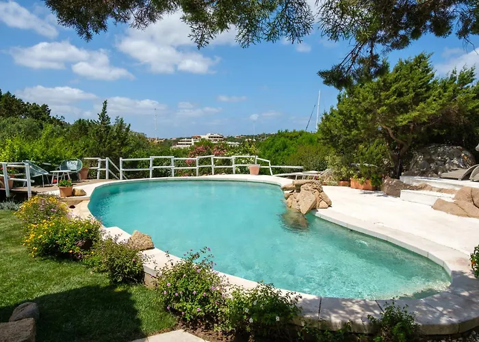 Piazzetta Con Piscina E Vista فيلة