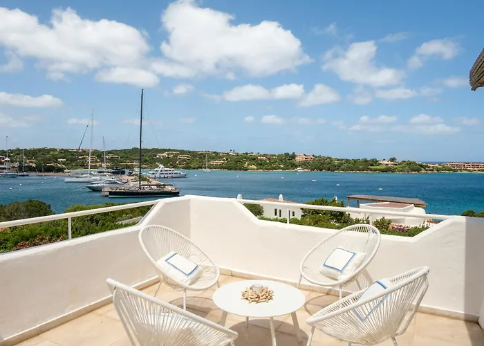 Piazzetta Con Piscina E Vista فيلة